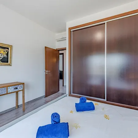 By Interhome Daire *